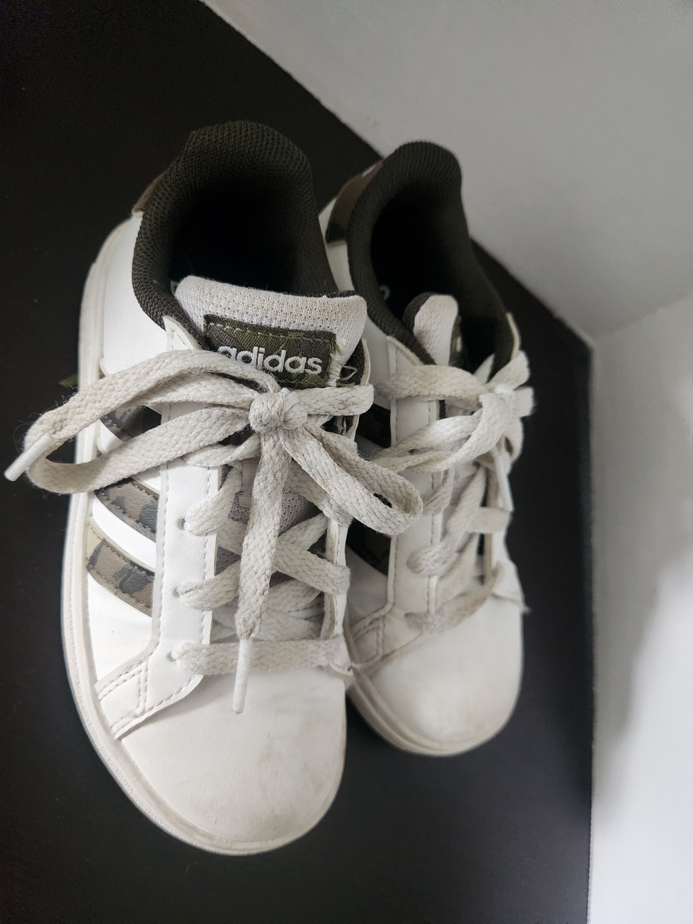 adidas Kids White and Olive Classic Sneaker Size 10.5